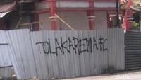 Pagar proyek pembangunan milik Pemkot Blitar (sisi utara Stadion) juga menjadi sasaran vandalisme Tolak Arema FC.