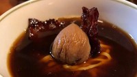 Penggemar mie dan kopi dan tak perlu risau untuk memilih keduanya yang mana yang akan disantap terlebih dahulu. Jika bernyali besar, ramen berkuah kopi ini boleh dicoba. Foto: Zenpop