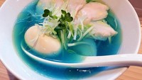 Bukan hanya keju yang biru, tetapi ada kedai ramen bernama Kipposhi yang menyajikan kaldu berwarna biru cerah. Konon bahan utama kaldu itu hanya ayam dan bumbu rahasia. Foto: Zenpop