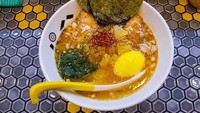 Ramen yang lembut ini disajikan bersama kuah segar dengan tambahan rasa buah yang unik. Kaldunya dibuat dengan campuran nanas yang sehingga terasa asam manis saat dinikmati. Foto: Zenpop