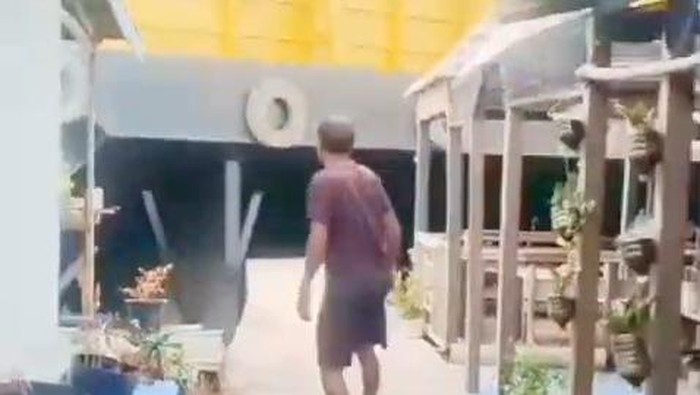 Video viral kapal tongkang nyaris tabrak rumah warga pesisir di Batam. (Istimewa)