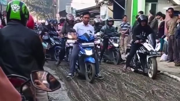 Viral video pemotor ramai-ramai melewati Jalan Raya Nanjung, Kota Cimahi, yang baru dicor dan masih basah.