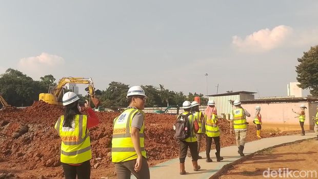 Walking Tour di proyek pembangunan MRT Jakarta tahap 2. (Muhammad Lugas Pribady/detikcom)