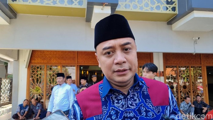 Walkot Eri Cahyadi saat ditemui di Jalan Jimerto Surabaya.