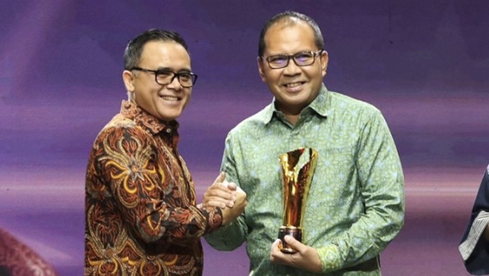 Walkot Makassar Danny Pomanto saat menerima penghargaan soal inovasi Low Carbon City. Dokumen Istimewa