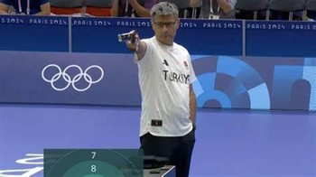 Atlet tembak Turki yaitu Yusuf Dikec, bersama Sevval Ilayda Tarhan, meraih medali perak dalam nomor beregu campuran pistol angin 10 meter di Olimpiade Paris. Nah, penampilan Dikec jadi viral di media sosial. Selama pertandingan final yang menegangkan, Dikec terlihat bertanding tanpa headphone dan bahkan memasukkan satu tangan ke dalam saku dengan santai. Media sosial pun ramai dengan kekaguman atas ketenangan Dikec di bawah tekanan. Foto: X/Twitter