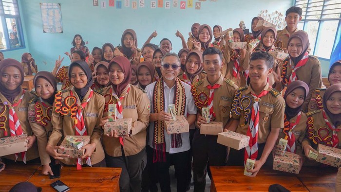 Zulhas bersama siswa di Lampung saat uji coba makanan bergizi gratis