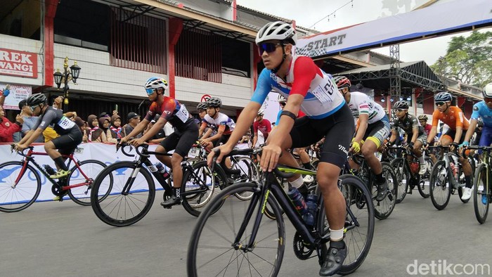 182 atlet balap sepeda ikut ambil bagian dalam event balap sepeda berskala internasional Tour de Linggarjati (TdL) VII di Kabupaten Kuningan, Sabtu (10/8).