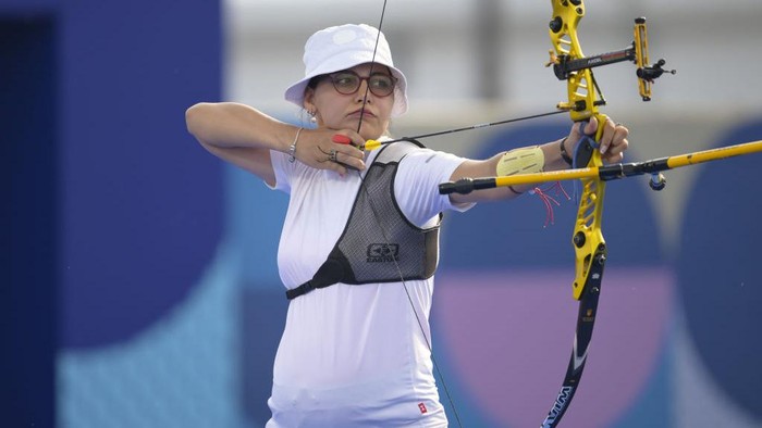PARIS, FRANCE - JULY 30: Yaylagul Ramazanova (R) of Azerbaijan competes against An Qixuan (L) of China in the Archery Women's Individual qualifying round during the Olympic Games Paris 2024 at Esplanade Des Invalides on July 30, 2024 in Paris, France. (Photo by Mehmet Murat Onel/Anadolu via Getty Images)
