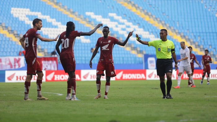3 pemain asing PSM Makassar protes ke wasit saat lawan Persis Solo di Liga 1 2024/2025.