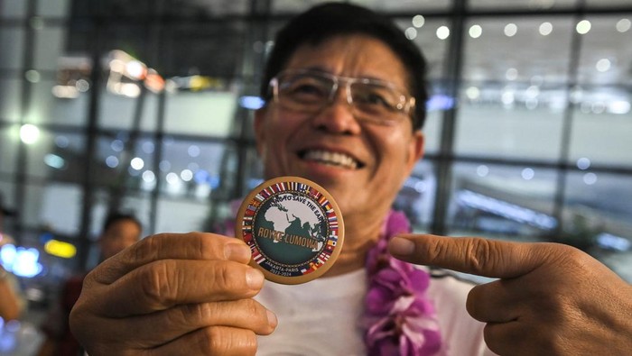 Aksi Bersepeda untuk SelamatkanΒ Bumi Irjen Pol (Purn) Royke Lumowa menunjukkan pin usai melakukan aksi bersepeda ke Paris, Prancis setibanya di Terminal 3 Bandara Soekarno Hatta, Kota Tangerang, Banten, Jumat (9/8/2024). Irjen Pol (Purn) Royke Lumowa melakukan aksi bersepeda sejauh 20.000 kilometer dengan melintasi 45 negara menuju Paris, Prancis guna mengampanyekan gerakan bersepeda untuk menyelamatkan dunia dari kerusakan lingkungan. ANTARA FOTO/Sulthony Hasanuddin/nz