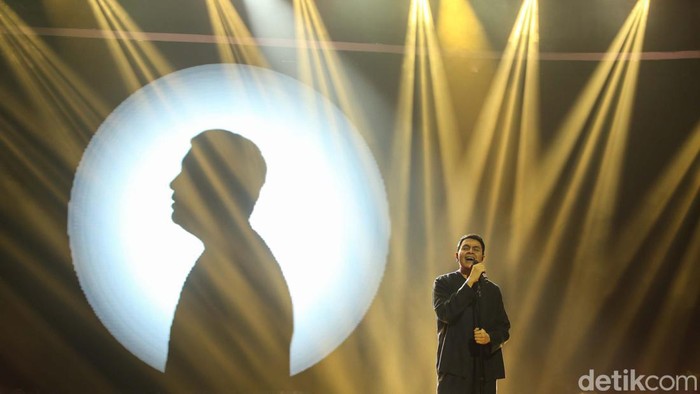 Penyanyi Tulus turut memeriahkan hari ketiga Festival LIKE 2 di JCC, Jakarta, Sabtu (10/8). Aksi memukaunya menghibur penonton.