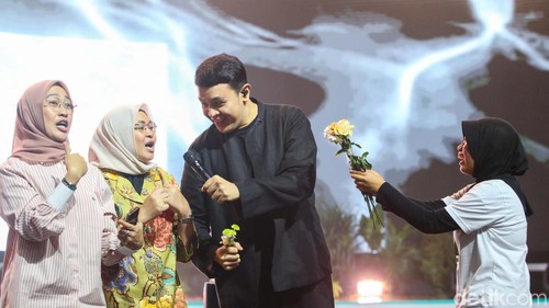 Penyanyi Tulus turut memeriahkan hari ketiga Festival LIKE 2 di JCC, Jakarta, Sabtu (10/8). Aksi memukaunya menghibur penonton.