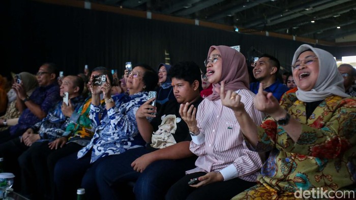 Penyanyi Tulus turut memeriahkan hari ketiga Festival LIKE 2 di JCC, Jakarta, Sabtu (10/8). Aksi memukaunya menghibur penonton.