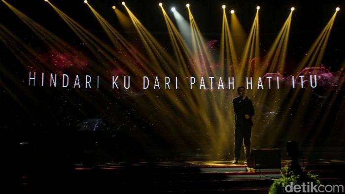 Penyanyi Tulus turut memeriahkan hari ketiga Festival LIKE 2 di JCC, Jakarta, Sabtu (10/8). Aksi memukaunya menghibur penonton.