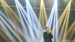 Tulus muncul di panggung sekira pukul 20.39 WIB malam.