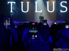 Aksi Memukau Tulus di Festival LIKE 2 Aksi Memukau Tulus di Festival LIKE 2