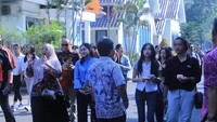 Sejumlah mahasiswa mengikuti kegiatan bertajuk Pemuda Bersatu, Merajut Budaya, Harmonis Beragama di Da De Miao (Klenteng Kebajikan Agung) Universitas Pancasila, Sabtu (10/8/2024).