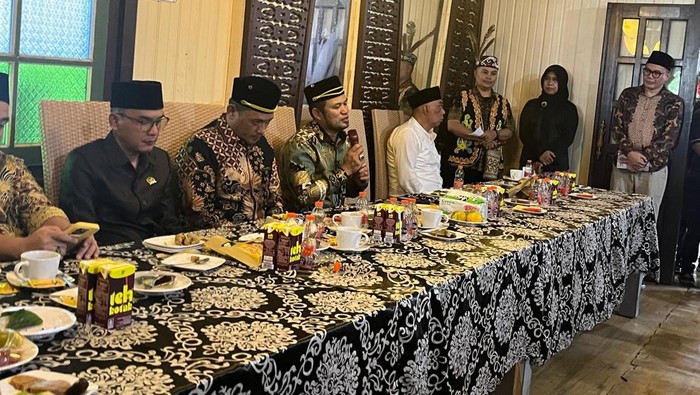 Bapaslon Gubernur dan Wakil Gubernur Kaltim Rudy Masud dan Seno Aji saat bertemu dengan kepala adat se-Kukar.