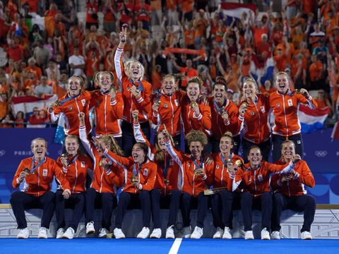 Paris 2024 Olympics - Hockey - Women's Victory Ceremony - Yves-du-Manoir Stadium, Colombes, France - August 09, 2024. Gold medallists Netherlands celebrate on the podium. REUTERS/Adnan Abidi