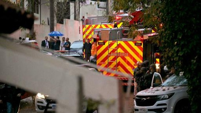 Emergency personnel walks at the entrance of Recanto Florido Condominium, where an airplane crashed with 61 people on board in Vinhedo, Sao Paulo State, Brazil, on August 9, 2024. An airplane carrying 57 passengers and four crew crashed on August 9 in Brazils Sao Paulo state, killing everyone on board, local officials said. The aircraft, a French-made ATR 72-500 operated by the airline Voepass, was travelling from Cascavel in southern Parana state to Sao Paulos Guarulhos international airport when it crashed in the city of Vinhedo. (Photo by NELSON ALMEIDA / AFP)