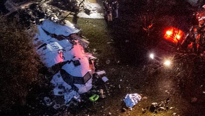 Aerial view of the wreckage of an airplane that crashed with 61 people on board in Vinhedo, Sao Paulo State, Brazil, on August 9, 2024. An airplane carrying 57 passengers and four crew crashed on August 9 in Brazils Sao Paulo state, killing everyone on board, local officials said. The aircraft, a French-made ATR 72-500 operated by the airline Voepass, was travelling from Cascavel in southern Parana state to Sao Paulos Guarulhos international airport when it crashed in the city of Vinhedo. (Photo by MIGUEL SCHINCARIOL / AFP)
