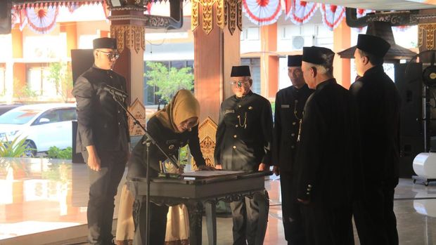 Bupati melantik 2 kadis dan 7 pejabat fungsional.