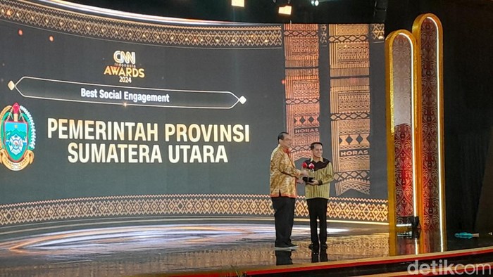 Chairman CT Corp Chairul Tanjung memberikan awards ke Pj Gubsu Agus Fatoni. (Nizar Aldi/detikSumut)