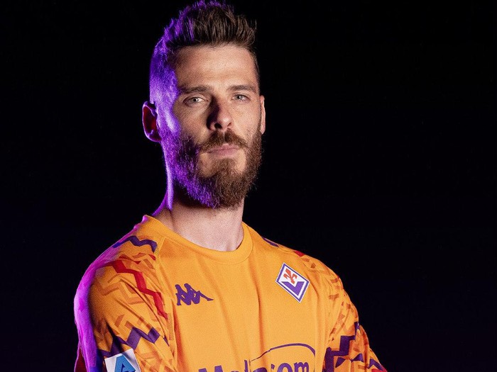 Fiorentina resmi mengumumkan transfer David de Gea. Kiper Spanyol ini memperkuat La Viola selama setahun dengan opsi perpanjangan.