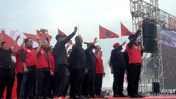 Edy Rahmayadi menyanyikan lagu Koes Plus dengan judul Kembali usai diusung PDIP di Pilgub Sumut 2024. (Nizar Aldi/detikSumut)
