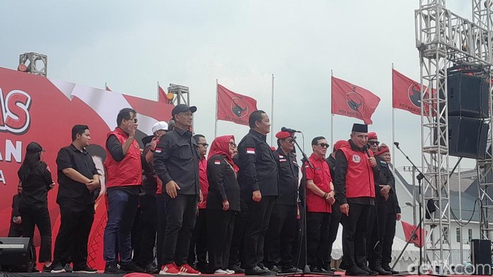 Edy Rahmayadi sambutan usai diusung PDIP di lokasi apel Satgas PDIP di Deli Serdang, Sumut. (Nizar Aldi/detikSumut)