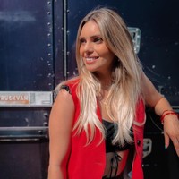 Faloon adalah istri dari Jean Paul Pineda, seorang mantan pemain bola Chili. Ia pun masih dikenal sebagai WAG cantik yang kerap mengundang kontroversi. Foto: Instagram Faloon Larraguibel