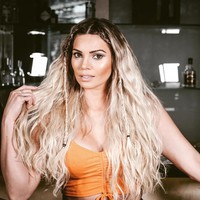 Foto-fotonya dilakukan secara super profesional jadi bukan hanya asal datang dan ambil foto. Aku membawa riasan wajah dan rambut sendiri. Beberapa sangat sensual yang tidak bisa aku tunjukkan di media sosial, ujarnya. Foto: Instagram Faloon Larraguibel