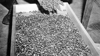 Sebagian dari ribuan cincin kawin yang diambil dari para tahanan selama Holocaust. Foto: Historydefined