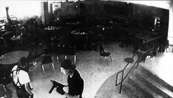 Penembak sekolah Columbine berjalan melewati kafetaria Foto: Historydefined