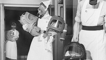 Bayi dan perawat memakai masker gas selama Perang Dunia II karena ancaman perang kimia Foto: Historydefined