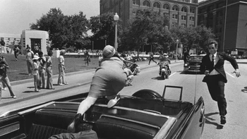 Ibu Negara, Jackie Kennedy, setelah menyadari bahwa suaminya telah ditembak. Seorang agen Dinas Rahasia bergegas untuk membantu. Foto: Historydefined