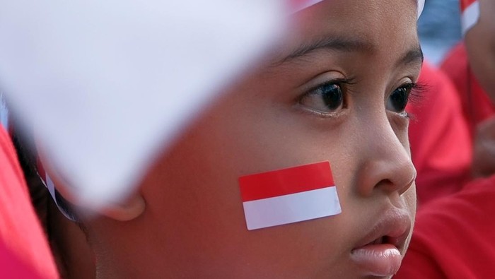 Sejumlah siswa PAUD membawa bendera saat Gebyar Merah Putih Anak Usia Dini di Denpasar, Bali, Sabtu (10/8/2024). Kegiatan yang digelar oleh Pemerintah Kota Denpasar tersebut diikuti ratusan siswa PAUD dalam rangka menyambut Hari Ulang Tahun (HUT) ke-79 Kemerdekaan Republik Indonesia. ANTARA FOTO/Nyoman Hendra Wibowo/nz