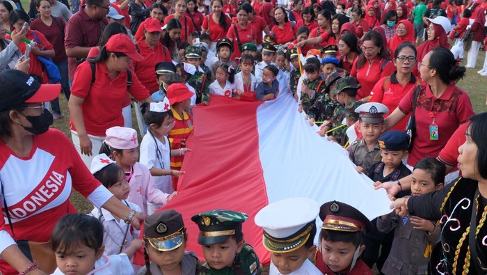 Sejumlah siswa PAUD membawa bendera saat Gebyar Merah Putih Anak Usia Dini di Denpasar, Bali, Sabtu (10/8/2024). Kegiatan yang digelar oleh Pemerintah Kota Denpasar tersebut diikuti ratusan siswa PAUD dalam rangka menyambut Hari Ulang Tahun (HUT) ke-79 Kemerdekaan Republik Indonesia. ANTARA FOTO/Nyoman Hendra Wibowo/nz
