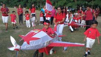 Sejumlah siswa PAUD mengendarai sepeda hias saat Gebyar Merah Putih Anak Usia Dini di Denpasar, Bali, Sabtu (10/8/2024).
