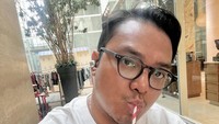 Salah satunya ini ketika ia mampir ke Papilons Market Kemang untuk membeli segelas ice chocolate premium yang menurutnya enak. Foto: Instagram @geofannytambunan