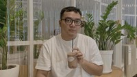Tampaknya penyanyi berusia 35 tahun itu lebih sika minum es cokelat. Ia sempat memamerkan segelas es cokelat yang dibeli di Katta Kopi nih. Foto: Instagram @geofannytambunan