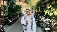 Geofanny Tambunan juga beberapa kali menunjukkan momen pergi ke kafe di daerah Bali. Salah satunya ini ketika ia sedang memegang segelas minuman dari kafe di Ubud. Foto: Instagram @geofannytambunan