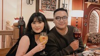 Artis kelahiran Bandung itu kali ini terlihat menikmati pasta dan beberapa makanan Italia lainnya di restoran Barcelona Jakarta. Foto: Instagram @geofannytambunan