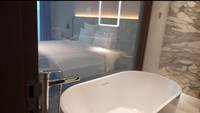 Di bagian kamar mandinya lengkap, terdapat bathtub yang disampingnya ada dinding transparan, wastafel, shower, dan toilet. Foto: Almadinah Putri Brilian/detikcom
