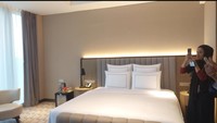 Ini adalah Grand Room yang memiliki luas 51 m2. Di dalamnya ada sofa, kasur, dan televisi. Foto: Almadinah Putri Brilian/detikcom