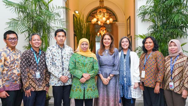 Gubernur Jawa Timur periode 2019-2024 Khofifah Indar Parawansa menerima kedatangan Kepala Perwakilan PBB di Indonesia Gita Sabharwal di Kota Surabaya.