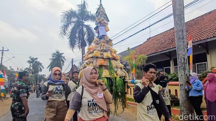 Gunungan Hasil UMKM yang diperebutkan ribuan warga di Lapangan Desa Malangrejo, Kecamatan Banyuurip, Purworejo, Sabtu (10/8/2024).