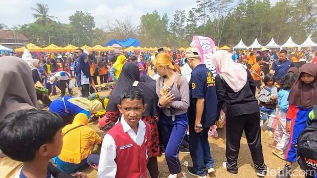 Gunungan Hasil UMKM yang diperebutkan ribuan warga di Lapangan Desa Malangrejo, Kecamatan Banyuurip, Purworejo, Sabtu (10/8/2024).