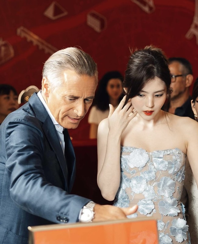 Selain meramaikan Olimpiade 2024, Han So Hee juga diumenghadiri event K-Wave yang diadakan Omega House Paris pada Kamis (8/8/2024) waktu setempat. Foto: Instagram